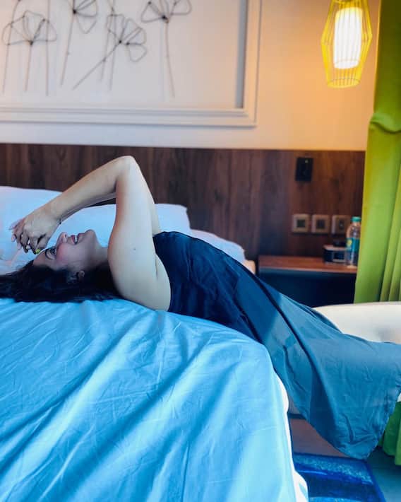 Monalisa Pics: मोनालिसा ने शेयर की अपनी बेडरूम फोटो, छोटे कपड़ों में दे रहीं ऐसा पोज